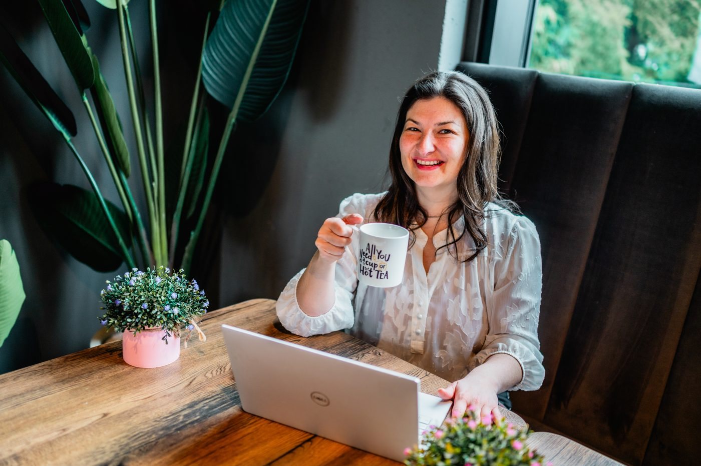 Muriel aan het werk op haar laptop