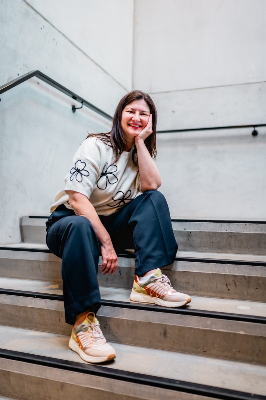 Muriel zit op een trap